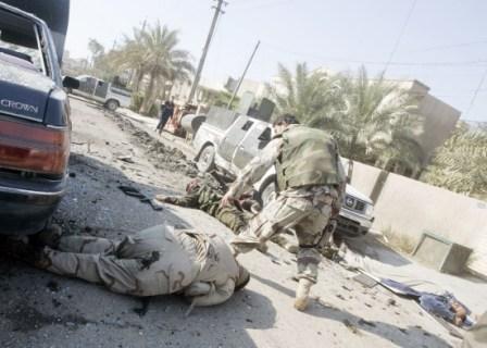 الجثث ملقاة على الأرض جراء العملية الانتحارية